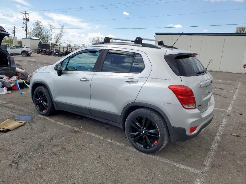 3GNCJLSB1LL126327 - 2020 CHEVROLET TRAX 1LT GRAY photo 2