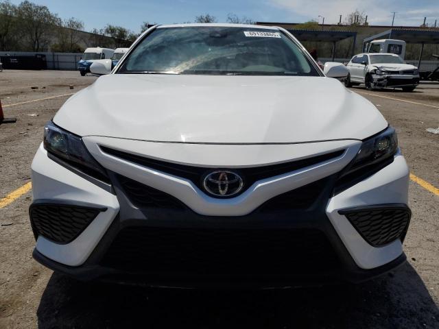 4T1T11AK3RU911344 - 2024 TOYOTA CAMRY SE NIGHT SHADE WHITE photo 5