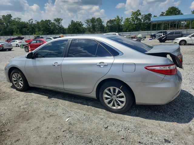 4T1BF1FK9FU095080 - 2015 TOYOTA CAMRY LE Silber Foto 2