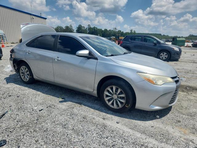 4T1BF1FK9FU095080 - 2015 TOYOTA CAMRY LE Silber Foto 4