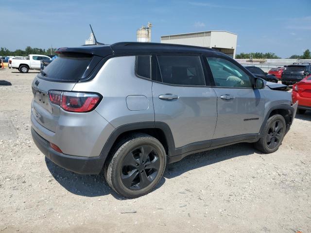 3C4NJDBB1JT314141 - 2018 JEEP COMPASS LATITUDE Gümüş fotoğraf 3