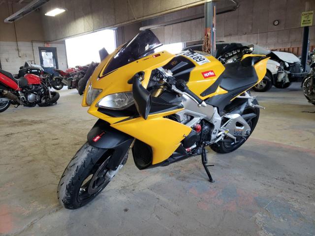 ZD4RKU047DS000037 - 2013 APRILIA RSV4 R YELLOW photo 2