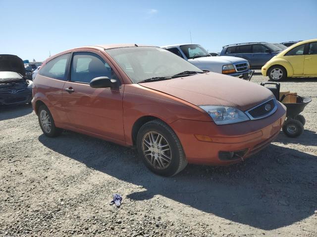 3FAFP31N95R106686 - 2005 FORD FOCUS ZX3 ORANGE photo 4