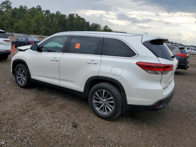 5TDKZRFH4KS551421 - 2019 TOYOTA HIGHLANDER SE WHITE photo 2