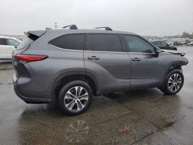 5TDGZRBH6NS574263 - 2022 TOYOTA HIGHLANDER XLE GRAY photo 3