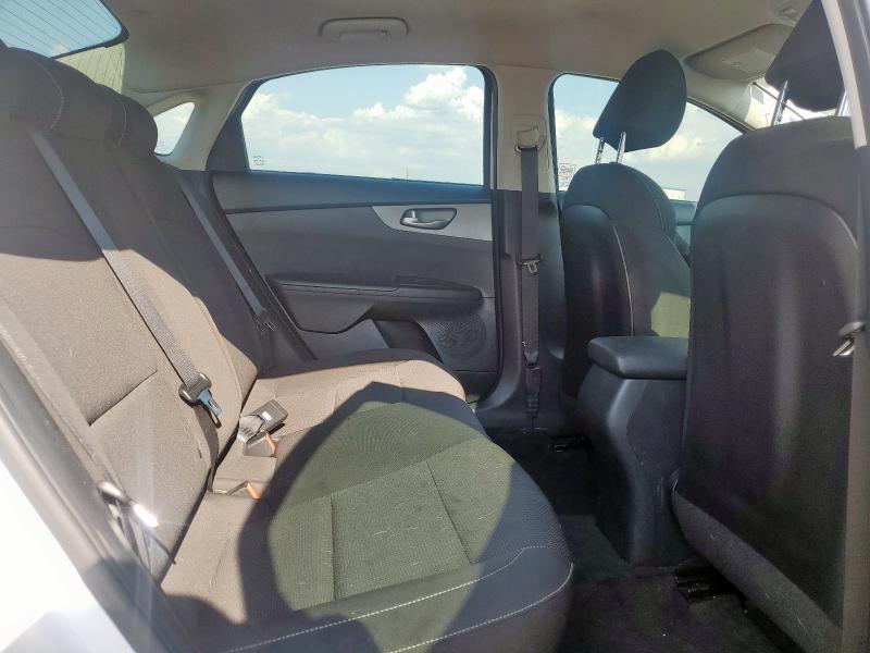 3KPF24AD7KE128792 - 2019 KIA FORTE FE WHITE photo 10