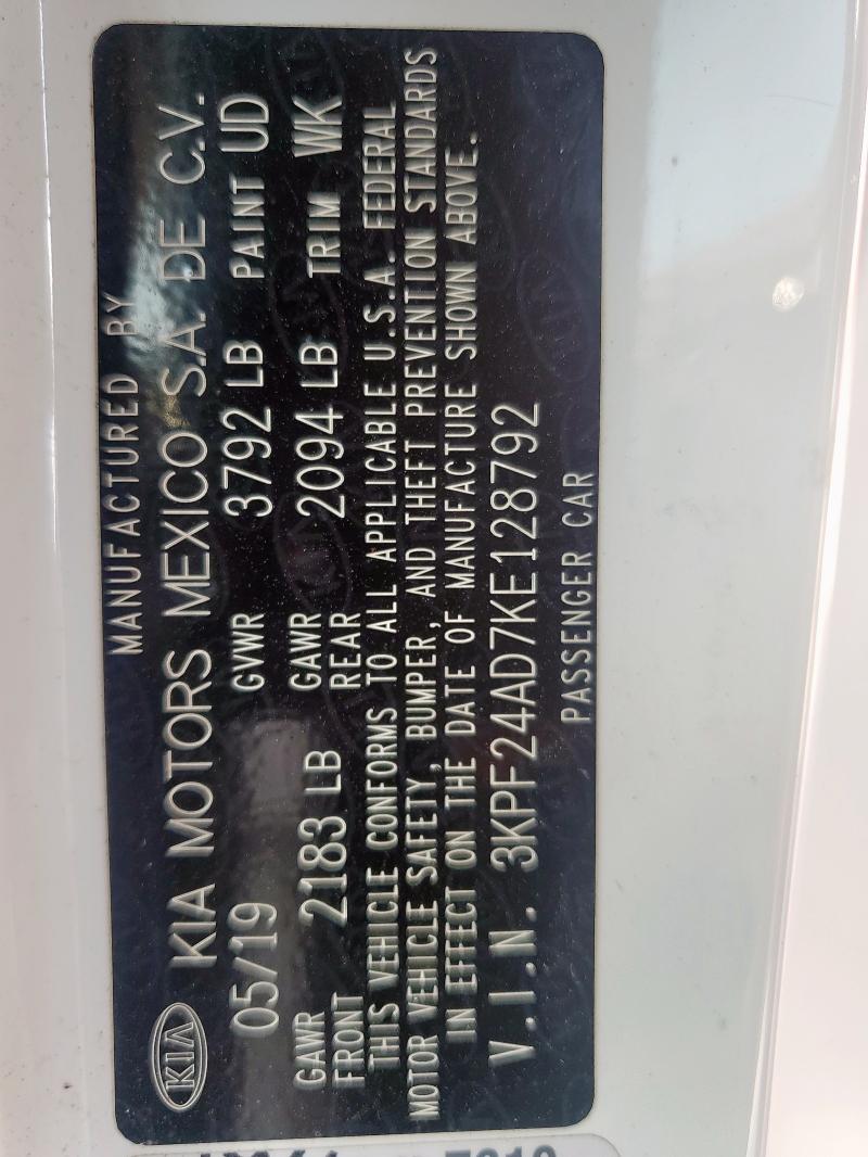 3KPF24AD7KE128792 - 2019 KIA FORTE FE WHITE photo 12