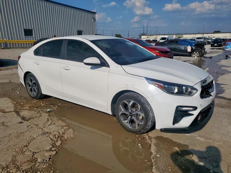 3KPF24AD7KE128792 - 2019 KIA FORTE FE WHITE photo 4