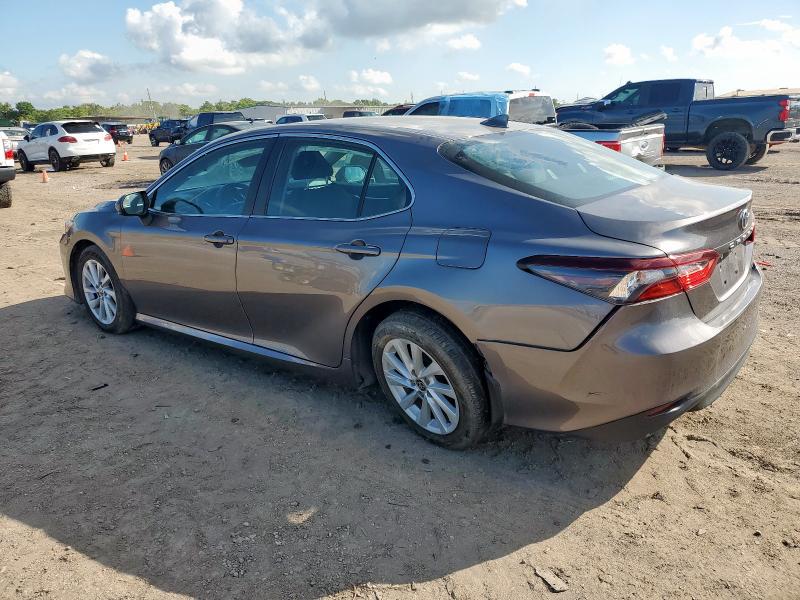 4T1C11AK7NU075208 - 2022 TOYOTA CAMRY LE GRAY photo 2