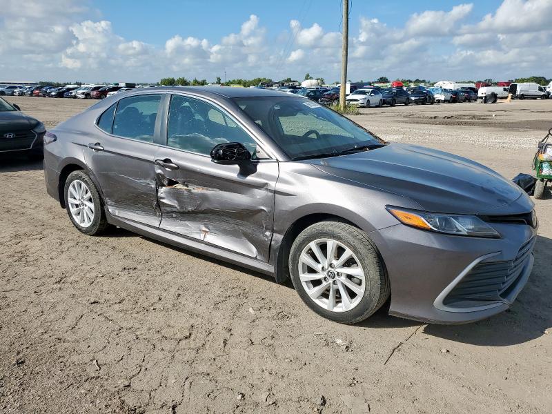 4T1C11AK7NU075208 - 2022 TOYOTA CAMRY LE GRAY photo 4