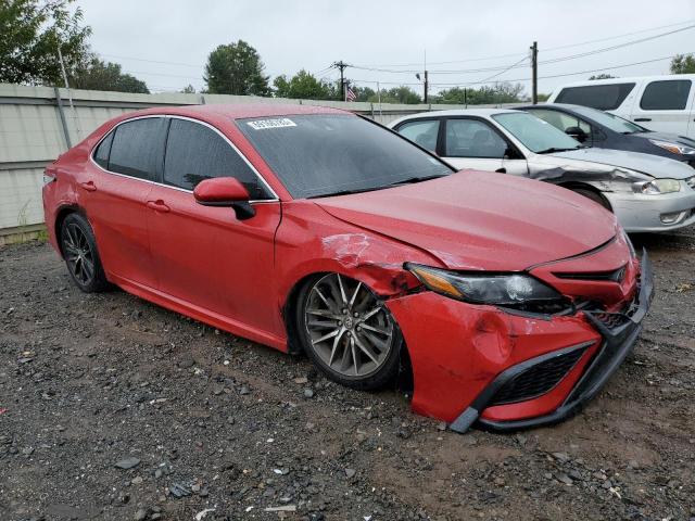 4T1G11AK5MU431543 - 2021 TOYOTA CAMRY SE RED photo 4