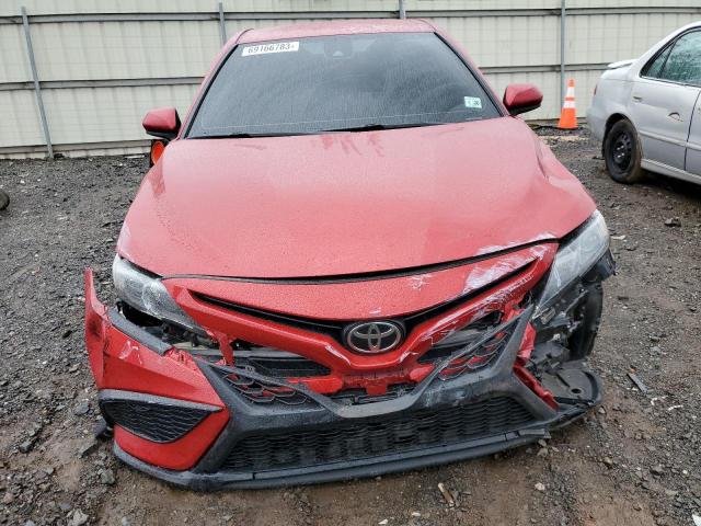 4T1G11AK5MU431543 - 2021 TOYOTA CAMRY SE RED photo 5