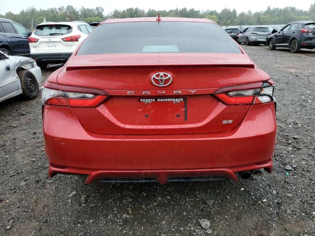 4T1G11AK5MU431543 - 2021 TOYOTA CAMRY SE RED photo 6