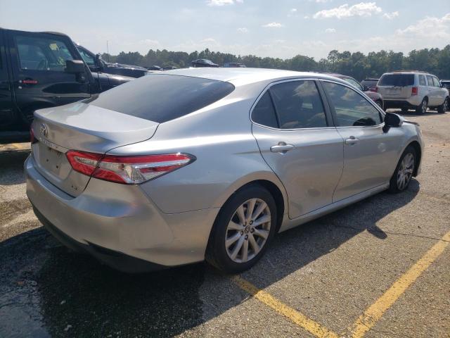 4T1B11HK0JU654259 - 2018 TOYOTA CAMRY L 银色 照片 3