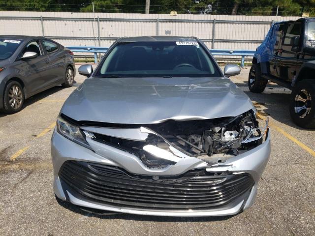 4T1B11HK0JU654259 - 2018 TOYOTA CAMRY L 银色 照片 5