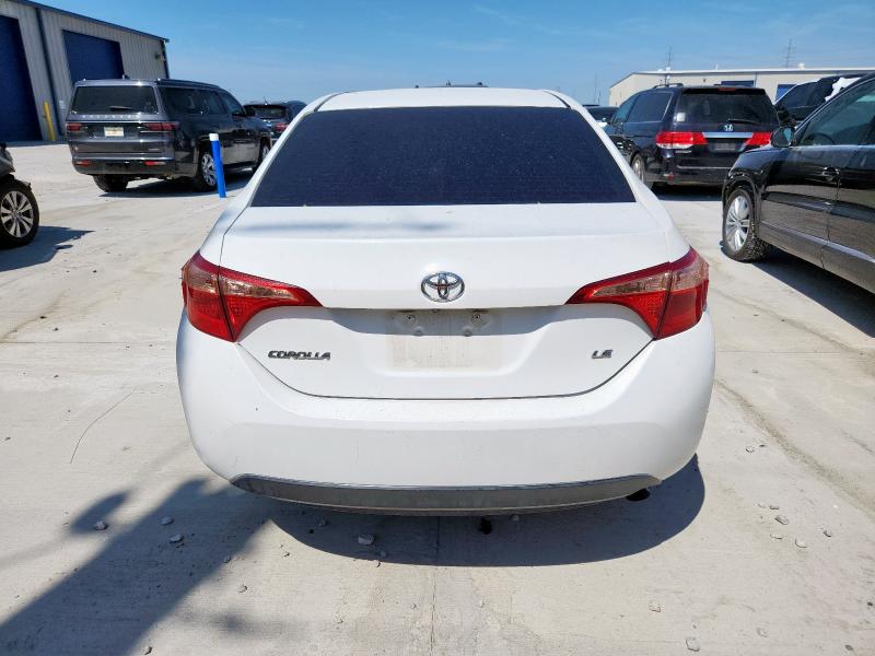 5YFBURHEXHP673512 - 2017 TOYOTA COROLLA L Blanco foto 6
