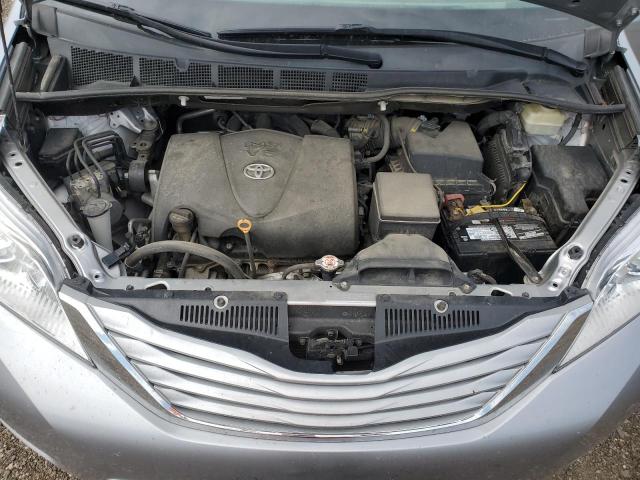5TDJZ3DC5HS179211 - 2017 TOYOTA SIENNA LE Silber Foto 12