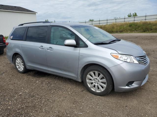 5TDJZ3DC5HS179211 - 2017 TOYOTA SIENNA LE Silber Foto 4