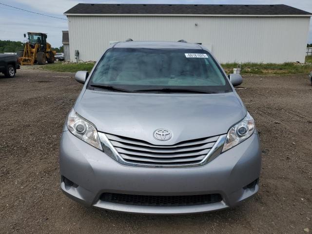 5TDJZ3DC5HS179211 - 2017 TOYOTA SIENNA LE Silber Foto 5