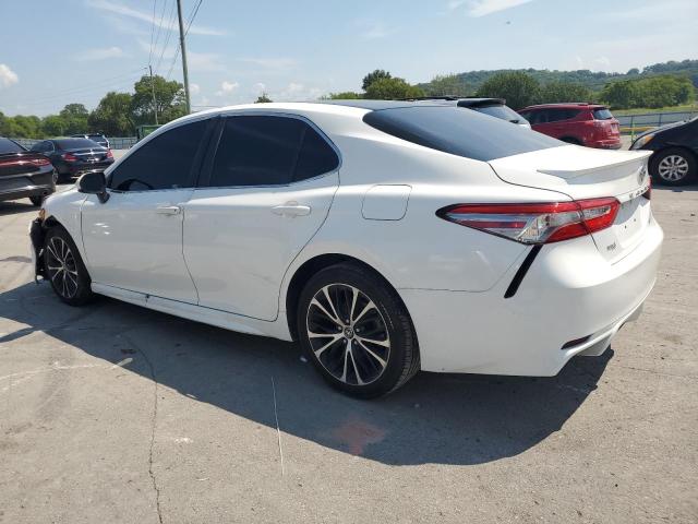 4T1B11HK5JU571085 - 2018 TOYOTA CAMRY L WHITE photo 2