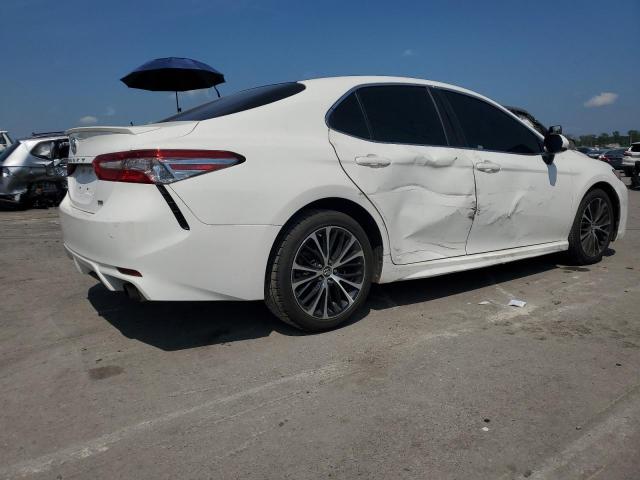 4T1B11HK5JU571085 - 2018 TOYOTA CAMRY L WHITE photo 3