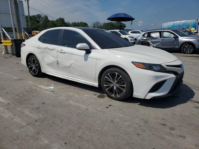 4T1B11HK5JU571085 - 2018 TOYOTA CAMRY L WHITE photo 4