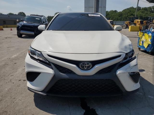 4T1B11HK5JU571085 - 2018 TOYOTA CAMRY L WHITE photo 5