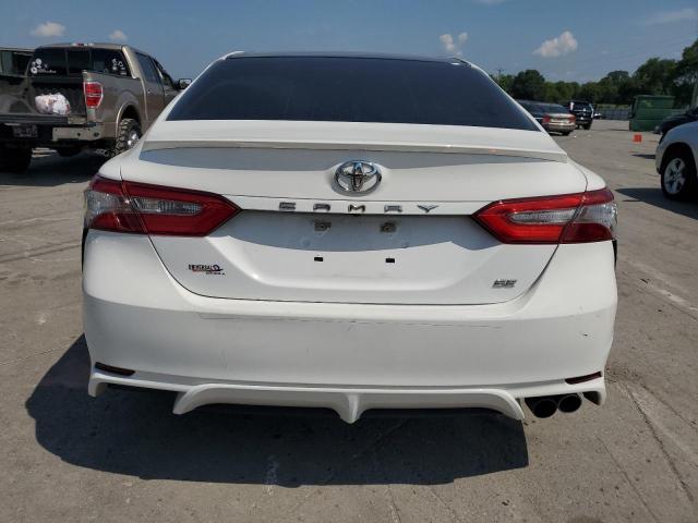 4T1B11HK5JU571085 - 2018 TOYOTA CAMRY L WHITE photo 6