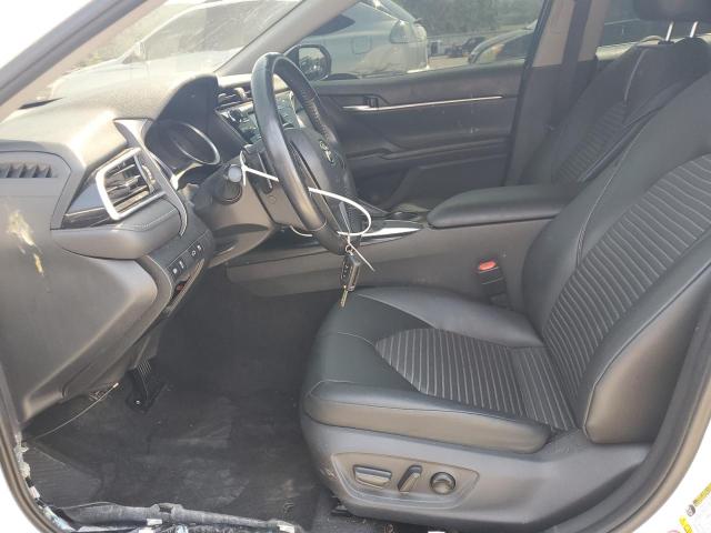 4T1B11HK5JU571085 - 2018 TOYOTA CAMRY L WHITE photo 7