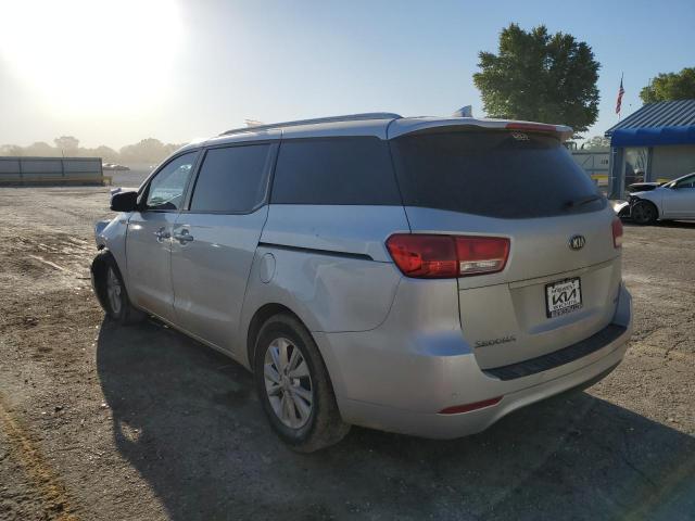 KNDMB5C13J6351528 - 2018 KIA SEDONA LX SILVER photo 2