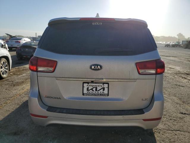 KNDMB5C13J6351528 - 2018 KIA SEDONA LX SILVER photo 6