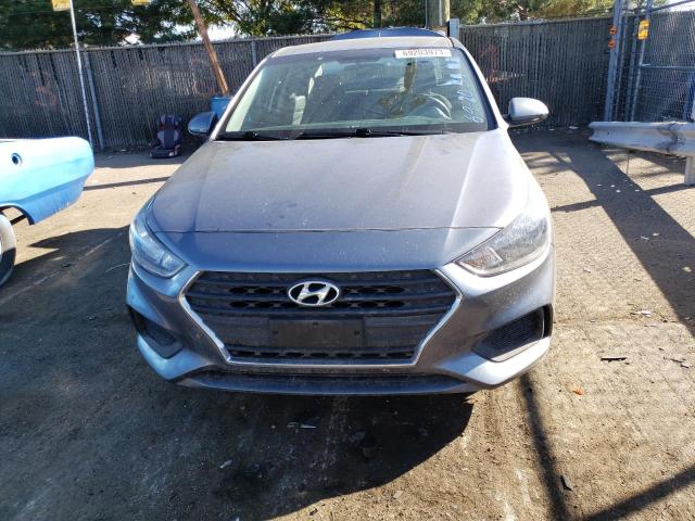 3KPC24A35JE032412 - 2018 HYUNDAI ACCENT SE GRAY photo 5