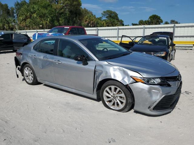 4T1C11AK6PU839083 - 2023 TOYOTA CAMRY LE SILVER photo 4