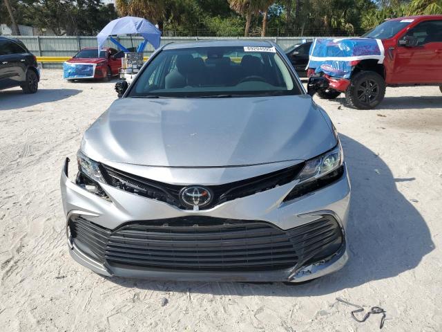 4T1C11AK6PU839083 - 2023 TOYOTA CAMRY LE SILVER photo 5