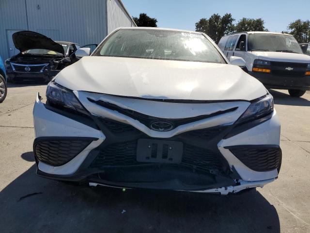 4T1G11AK6PU813925 - 2023 TOYOTA CAMRY SE NIGHT SHADE WHITE photo 5