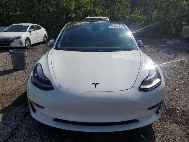 5YJ3E1EAXJF075796 - 2018 TESLA MODEL 3 Weiß Foto 5