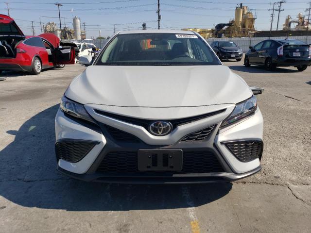 4T1G11AK0PU113723 - 2023 TOYOTA CAMRY SE NIGHT SHADE SILVER photo 5