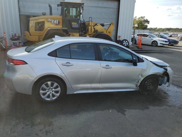 5YFEPMAE1NP366582 - 2022 TOYOTA COROLLA LE SILVER photo 3