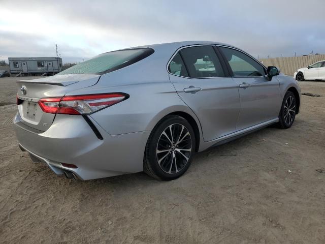 4T1B11HK3JU120723 - 2018 TOYOTA CAMRY L 银色 照片 3