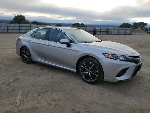 4T1B11HK3JU120723 - 2018 TOYOTA CAMRY L 银色 照片 4