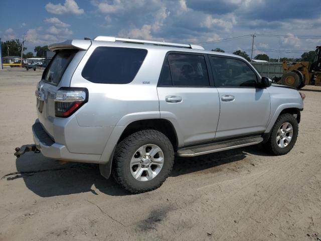 JTEBU5JR4J5526722 - 2018 TOYOTA 4RUNNER SR5/SR5 PREMIUM ვერცხლისფერი ფოტო 3