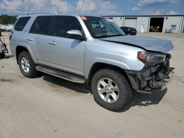 JTEBU5JR4J5526722 - 2018 TOYOTA 4RUNNER SR5/SR5 PREMIUM ვერცხლისფერი ფოტო 4