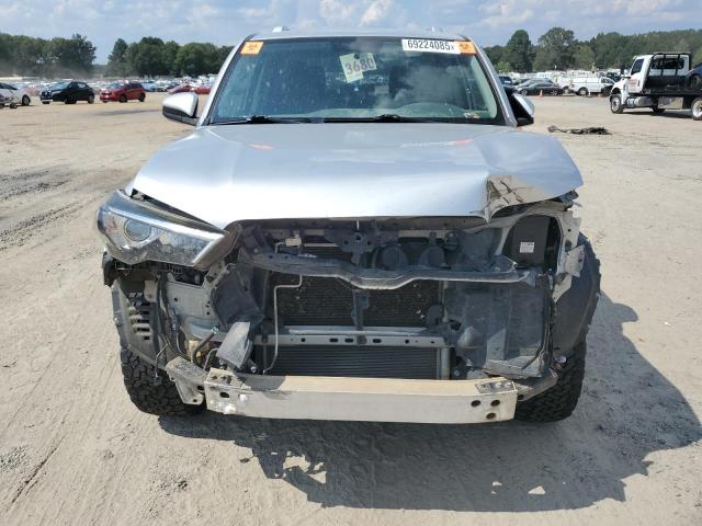 JTEBU5JR4J5526722 - 2018 TOYOTA 4RUNNER SR5/SR5 PREMIUM ვერცხლისფერი ფოტო 5