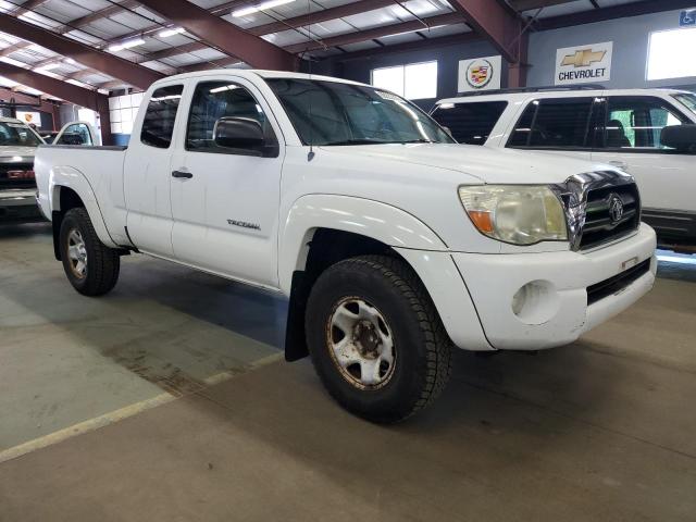 5TETU62N58Z584677 - 2008 TOYOTA TACOMA PRERUNNER ACCESS CAB WHITE photo 4