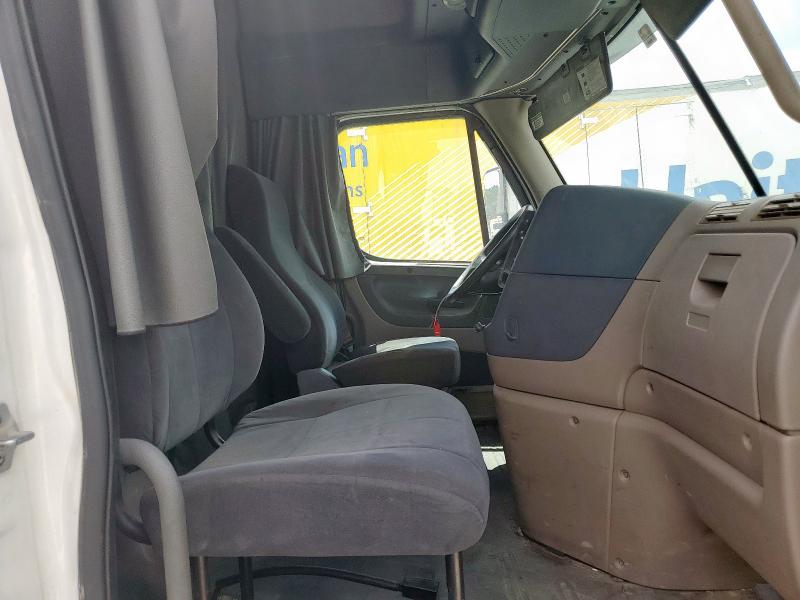 1FUJGLDR1CLBE9568 - 2012 FREIGHTLINER CASCADIA Beyaz fotoğraf 5