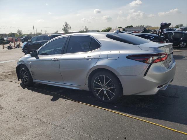 4T1G11AK4PU731403 - 2023 TOYOTA CAMRY SE NIGHT SHADE SILVER photo 2