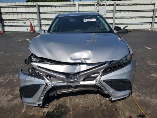4T1G11AK4PU731403 - 2023 TOYOTA CAMRY SE NIGHT SHADE SILVER photo 5