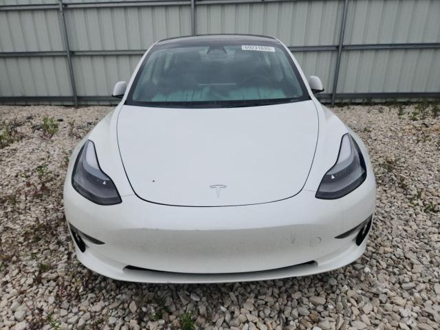 5YJ3E1EC4PF636472 - 2023 TESLA MODEL 3 أبيض صورة 5