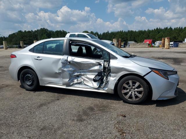 5YFEPMAE8MP168676 - 2021 TOYOTA COROLLA LE SILVER photo 4