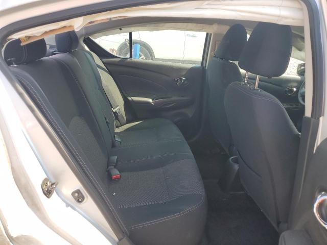 3N1CN7AP5JL824246 - 2018 NISSAN VERSA S SILVER photo 10